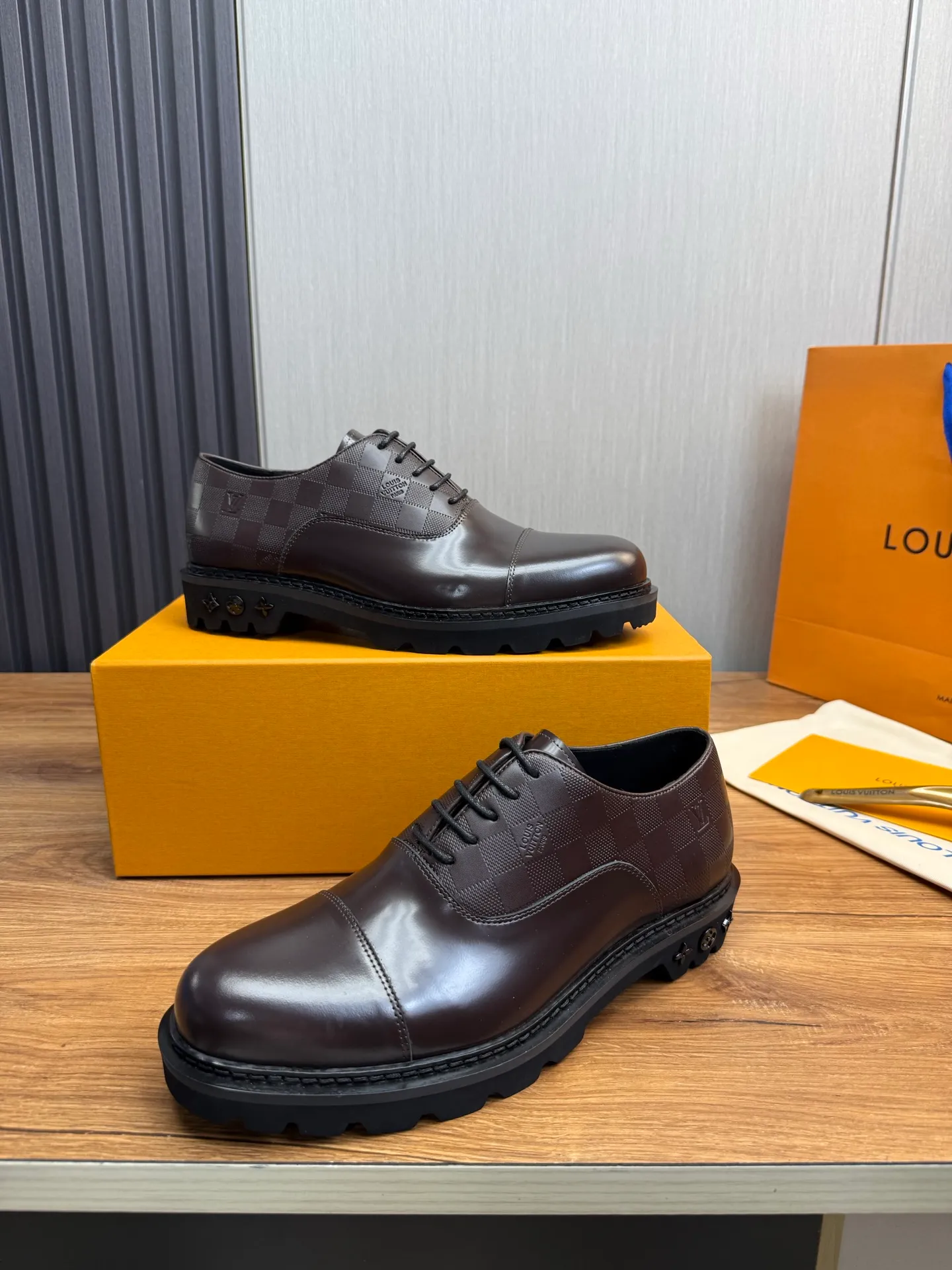 Men's shoes 💰900💰 LV. Men's casual lace-up leather shoes, the latest hot style 🔥 1:1 original purchase quality, top quality goods ⬆️The upper is imported open-edge beaded cowhide, cowhide, and cow suede. The hand-made three-dimensional stitching highlights the round toe design. The inner foot pads are all imported cowhide, with the original wear-resistant foam outsole, matching code 39-44, (38, 45 custom-made, non-refundable)